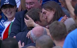 CỰC ĐỘC: Conte lao lên khán đài hôn say đắm vợ khi Italy thắng Tây Ban Nha